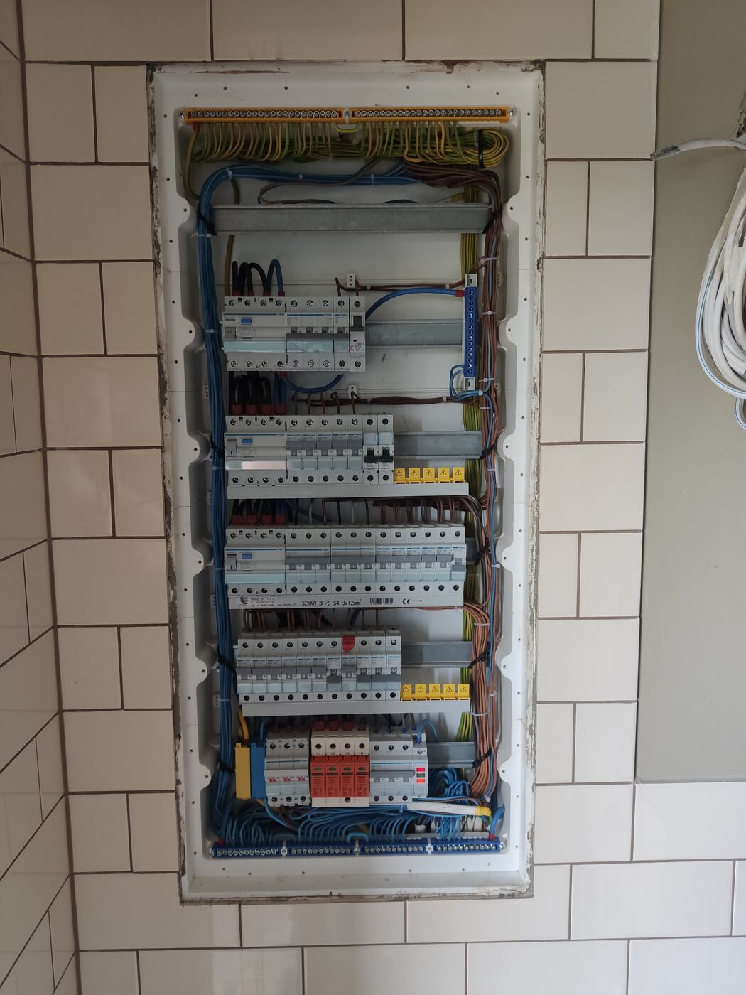 Instalacja elektryczna w trakcie wykonania